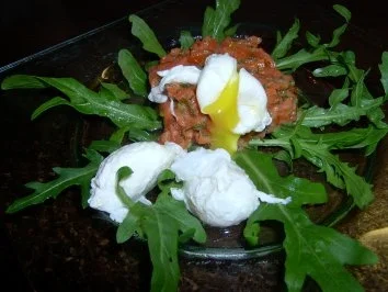 Rezept: Tatar vom Wildlachs mit pochiertem Wachtelei Tatar vom Wildlachs mit pochiertem Wachtelei - Rezept