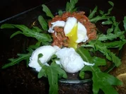 Rezept: Tatar vom Wildlachs mit pochiertem Wachtelei Tatar vom Wildlachs mit pochiertem Wachtelei - Rezept