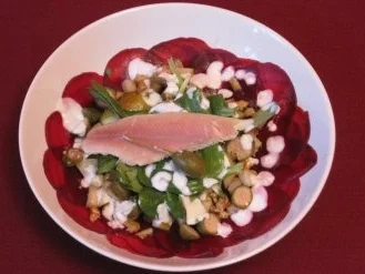 Rote-Bete-Carpaccio mit gebratenen Birnenspalten, Walnüssen und Feldsalat - Rezept