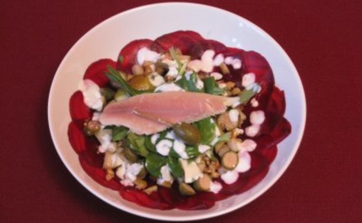 Rote-Bete-Carpaccio mit gebratenen Birnenspalten, Walnüssen und ...