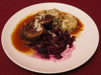 Rezept: Rouladen mit Feigen und Datteln, Serviettenknödeln und Gewürzrotkohl Rouladen mit Feigen und Datteln, Serviettenknödeln und Gewürzrotkohl - Rezept