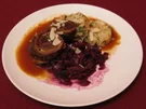 Rouladen mit Feigen und Datteln, Serviettenknödeln und Gewürzrotkohl - Rezept