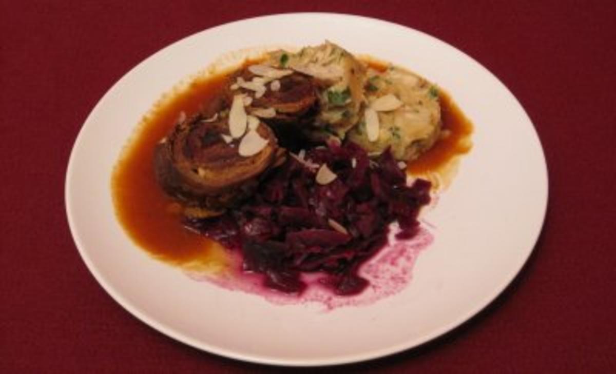 Bilder für Rouladen mit Feigen und Datteln, Serviettenknödeln und Gewürzrotkohl - Rezept