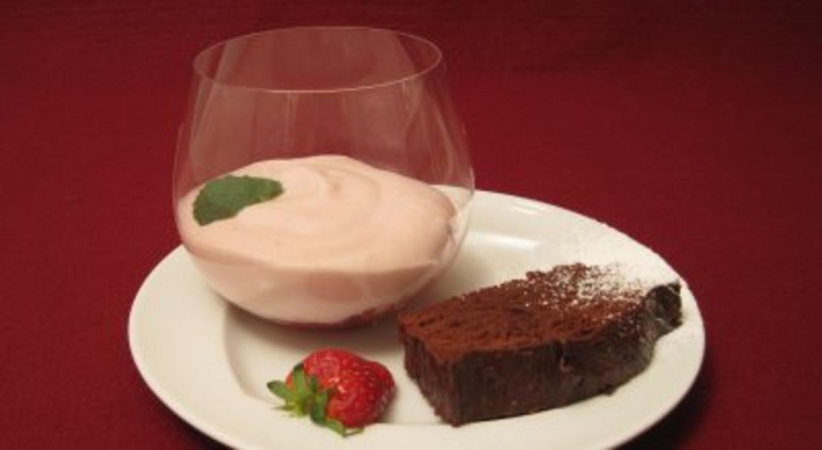 Erdbeer-Topfen-Schaum mit Schokoladenkuchen - Rezept