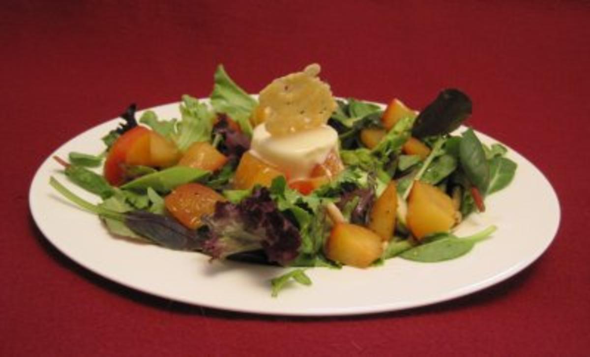 Parmesan-Mousse auf Salaten mit rohem Spargel und warmen Pflaumen - Rezept