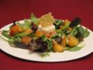 Parmesan-Mousse auf Salaten mit rohem Spargel und warmen Pflaumen - Rezept