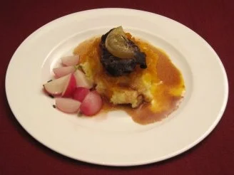 Geschmorte Kalbsbäckchen auf Zwiebel-Ingwer-Confit mit Zitronen-Kartoffelpüree - Rezept