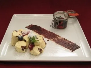 Rezept: Geeister Kaiserschmarrn mit Beeren Geeister Kaiserschmarrn mit Beeren - Rezept