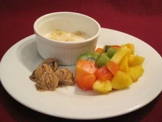 Hot Bananas mit Tropical Fruit Salad und dunklen Schoko-Eis-Kugeln - Rezept