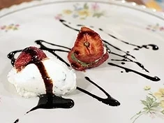 Balsamico-Erdbeeren mit Ziegenkäsecreme - Rezept