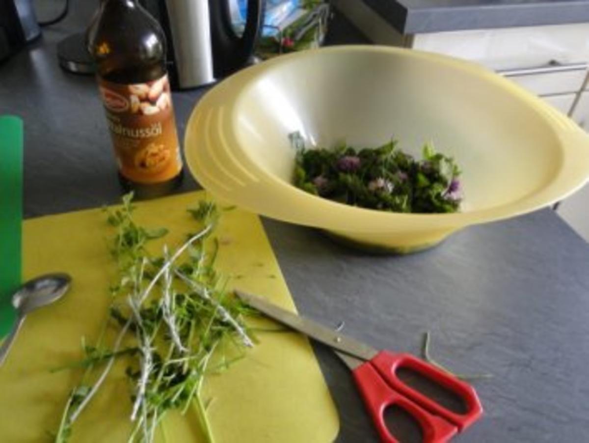 Blattsalat mit viel Kräutern                (Fotos) - Rezept - Bild Nr. 2