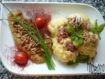 Pinienkern - Schnitzel an überbackenem Blumenkohl mit Schinkenwürfeln - Rezept