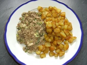 Hackfleisch-Käse-Sauce mit Bratkartoffeln - Rezept