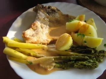 Gebratener grüner Spargel mit Koteletts an Petersilien- Kartöffelchen - Rezept