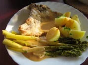 Gebratener grüner Spargel mit Koteletts an Petersilien- Kartöffelchen - Rezept