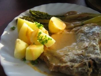 Gebratener grüner Spargel mit Koteletts an Petersilien- Kartöffelchen - Rezept - Bild Nr. 5