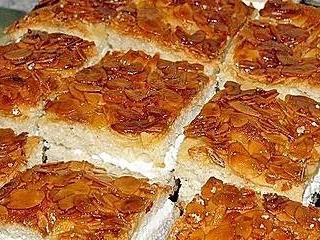 Rezept: Bienenstich mit Vanille-Sahne-Füllung Bienenstich mit Vanille-Sahne-Füllung - Rezept