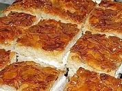 Bienenstich mit Vanille-Sahne-Füllung - Rezept