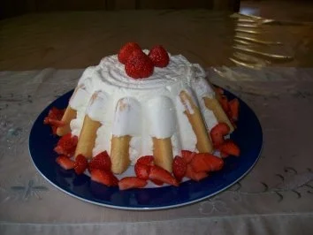 Charlotte mit Vanille-Sahne-Creme, Erdbeeren und Ananas - Rezept