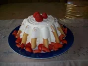 Charlotte mit Vanille-Sahne-Creme, Erdbeeren und Ananas - Rezept