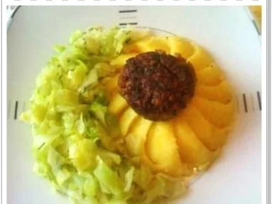 Weißkohl mit Hackfleischbällchen auf Kartoffeln-Bett - Rezept - Bild Nr. 2