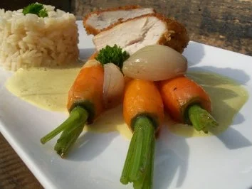 Backhendlbrust an karamellisierten Frühlingskarotten mit Curry-Kokos-Schäumchen - Rezept