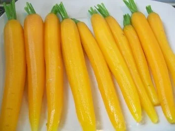 Backhendlbrust an karamellisierten Frühlingskarotten mit Curry-Kokos-Schäumchen - Rezept - Bild Nr. 3