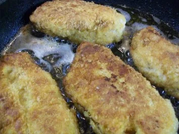 Backhendlbrust an karamellisierten Frühlingskarotten mit Curry-Kokos-Schäumchen - Rezept - Bild Nr. 4