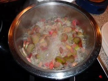 Rezept: Dessert: Rhabarbergrütze Bild Nr. 2 Dessert: Rhabarbergrütze - Rezept - Bild Nr. 2