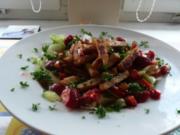 Salate: Eisbergsalat mit Erdbeer- Himbeerdressing und Hähnchenstreifen - Rezept