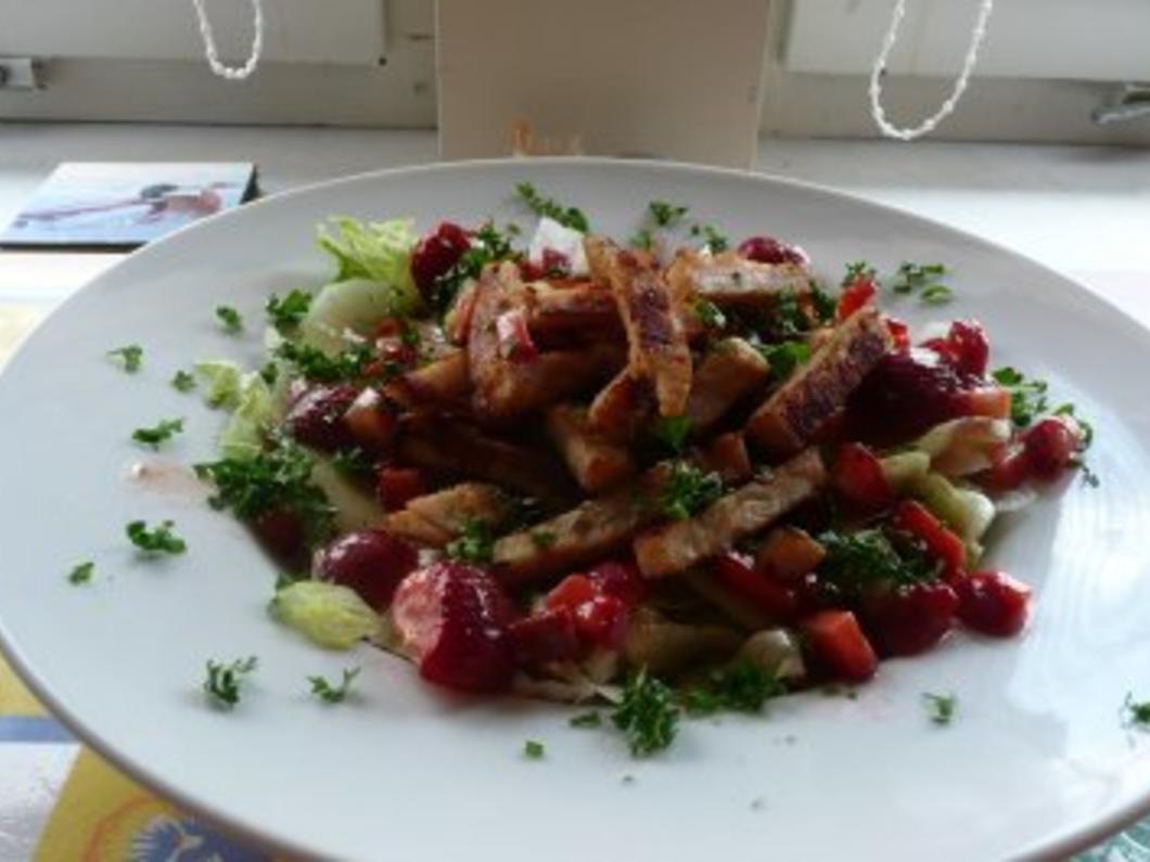 Salate: Eisbergsalat mit Erdbeer- Himbeerdressing und Hähnchenstreifen ...