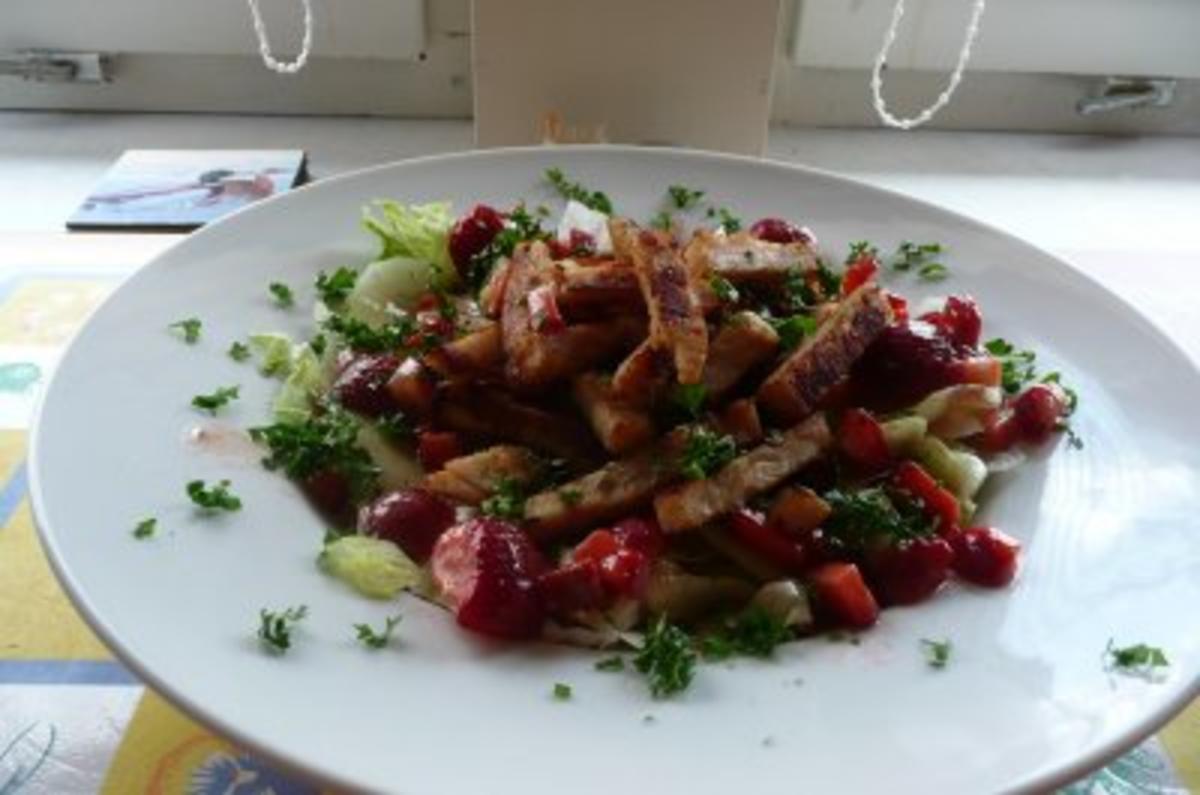 Bilder für Salate: Eisbergsalat mit Erdbeer- Himbeerdressing und Hähnchenstreifen - Rezept