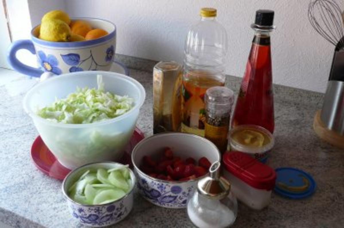 Salate: Eisbergsalat mit Erdbeer- Himbeerdressing und Hähnchenstreifen - Rezept - Bild Nr. 2