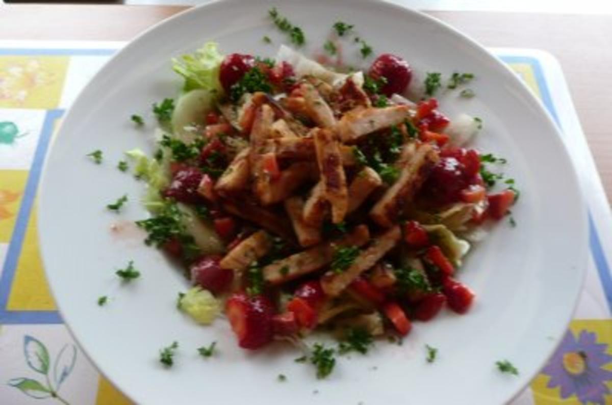 Salate: Eisbergsalat mit Erdbeer- Himbeerdressing und Hähnchenstreifen - Rezept - Bild Nr. 4