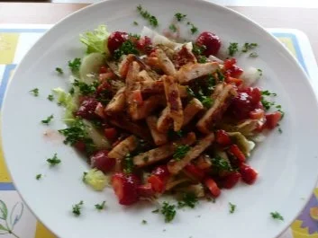 Salate: Eisbergsalat mit Erdbeer- Himbeerdressing und Hähnchenstreifen - Rezept - Bild Nr. 4