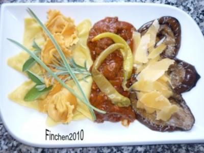 Scharfe Ajvar-Pilzsauce an Tortellini mit gebratenen Auberginenscheiben - Rezept