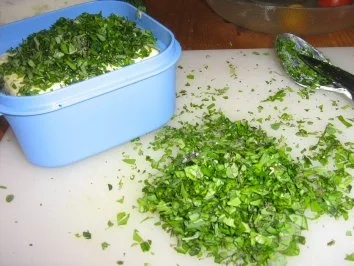 Rezept: Zitronen-Kräuterbutter Bild Nr. 3 Zitronen-Kräuterbutter - Rezept - Bild Nr. 3