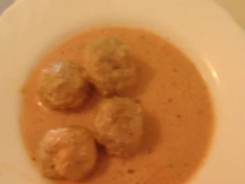 gefüllte Hackbällchen in Tomaten-Sahne-Sauce - Rezept