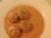 gefüllte Hackbällchen in Tomaten-Sahne-Sauce - Rezept