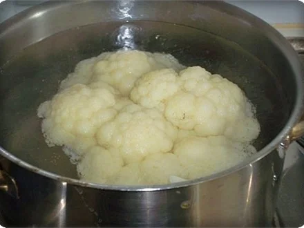 Blumenkohl mit Eiern auf Dillsauce und Kartoffeln. - Rezept - Bild Nr. 4