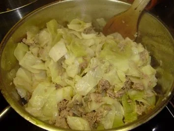 Gefülltes Kraut - Weißkohl läßt sich auf Hackfleisch ein... - Rezept - Bild Nr. 3