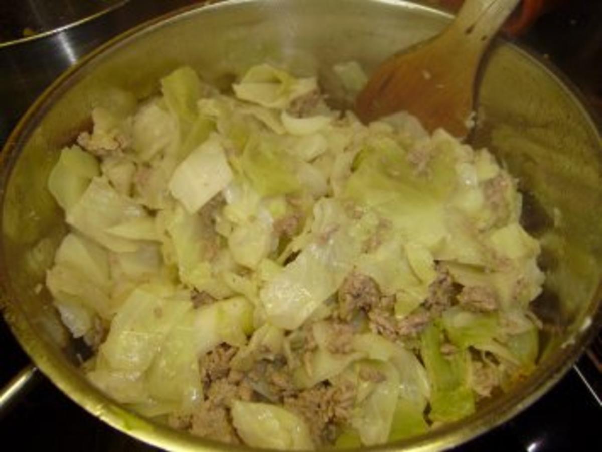 Gefülltes Kraut - Weißkohl läßt sich auf Hackfleisch ein... - Rezept ...