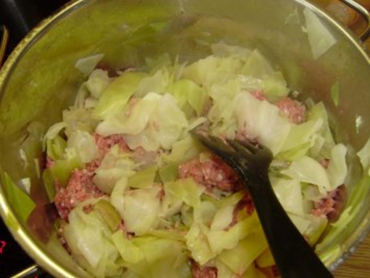 Gefülltes Kraut - Weißkohl läßt sich auf Hackfleisch ein... - Rezept ...