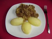 Gefülltes Kraut - Weißkohl läßt sich auf Hackfleisch ein... - Rezept