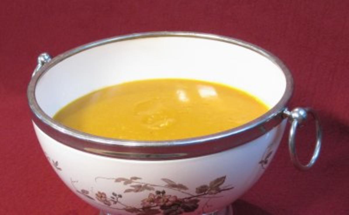 Kürbissuppe mit Curry und Knoblauch - Rezept
