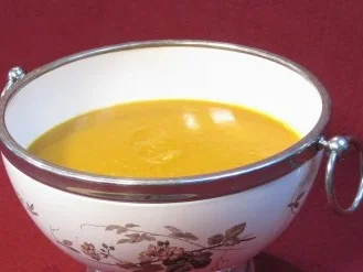 Rezept: Kürbissuppe mit Curry und Knoblauch Kürbissuppe mit Curry und Knoblauch - Rezept