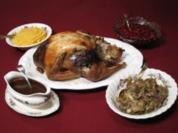 Turkey mit Gravy, würziger Füllung, Süßkartoffelpüree und frischer Cranberrysoße - Rezept