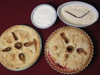 Zwei American Pies mit Vanilleeis und Schlagsahne - Rezept