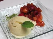 Eingekochte Kumquats mit frischen Himbeeren und Vanilleeis - Rezept