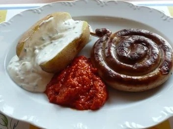 Grillen: Pellkartoffel mit Joghurt-Frischkäsecreme und Grillwurst - Rezept